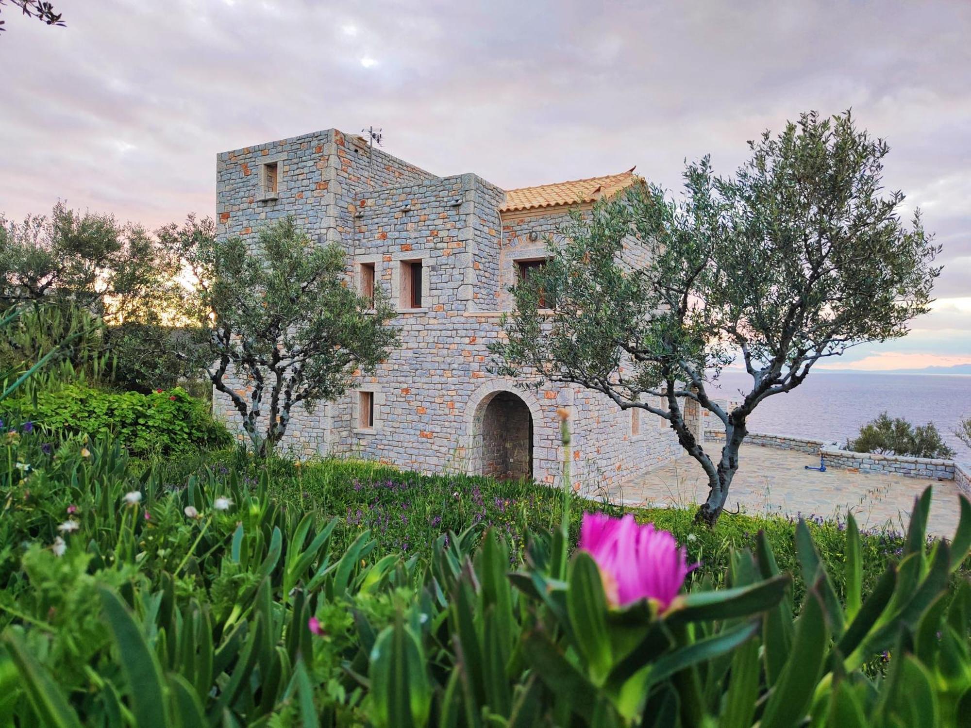 Athevillas Antonis Mína 외부 사진